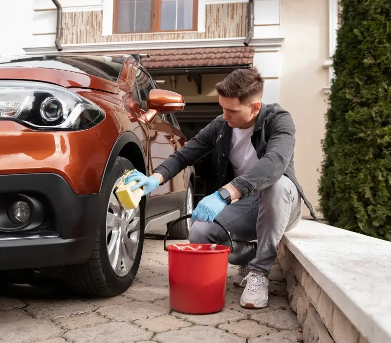Lavage auto à domicile Neuve-Maison : professionnel intervenant sur un véhicule